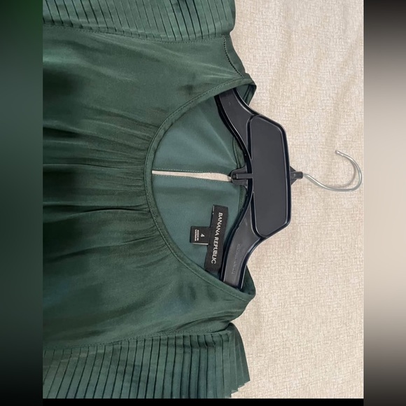 Banana Republic Elegant Green Pleated Dress - Picture 4 of 6